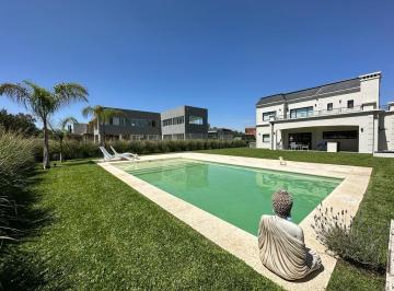 Casa · 300m² · Casa en Alquiler Anual 6 Amb - C/ Pileta - en Barrio Privado Terralagos - Canning