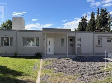 Casa · 147m² · 3 Ambientes · 2 Cocheras · Casa Venta Comahue Golf Club Neuquén, 2 Dorm., 3 Baños y Jardín