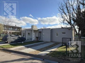 Casa · 147m² · 3 Ambientes · 2 Cocheras · Casa Venta Comahue Golf Club Neuquén, 2 Dorm., 3 Baños y Jardín