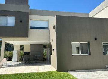 Casa · 350m² · 6 Ambientes · 2 Cocheras · Venta Casa en Barrio Terralgos. Descubrí Tu Hogar Soñado!