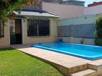 Casa · 230m² · 5 Ambientes · 2 Cocheras · Casa en Venta 3 Dorm. Mas Escritorio y Jardin con Piscina en Saenz Peña