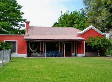Casa · 230m² · 5 Ambientes · 1 Cochera · Casa en Venta de 5 Amb. Cerca Barrio Cuba