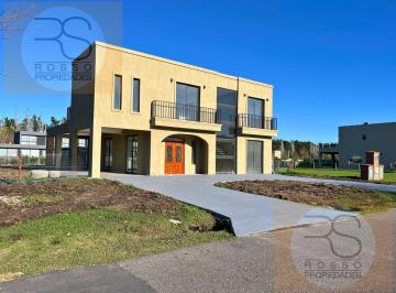 Casa · 230m² · 5 Ambientes · 2 Cocheras · Casa a Estrenar en Venta en Prados del Oeste 1 (Apto Crédito)