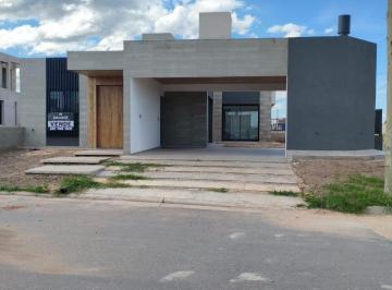 Casa de 3 ambientes, Córdoba · Rincones de Manantiales, con Pileta, Una Sola Planta.