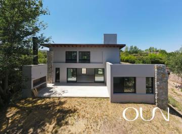 Casa · 150m² · 4 Ambientes · 2 Cocheras · Casa en Venta en La Cumbre, a Estrenar Zona Golf.