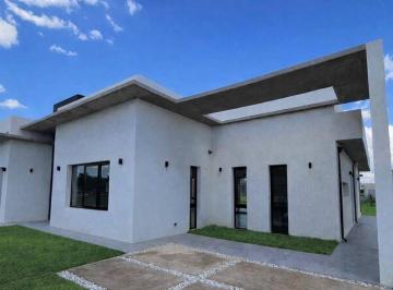 Casa de 4 ambientes, Moreno · Casa de 4 Ambientes en Venta en Canning con Galeria y Piscina - a Estrenar