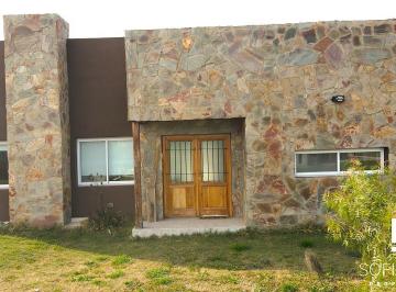 Casa · 175m² · 4 Ambientes · 2 Cocheras · Oportunidad. Muy Linda Casa en Medal C. C.