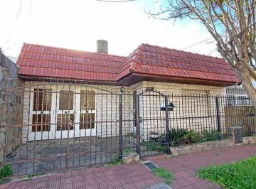 Casa · 104m² · 3 Ambientes · 1 Cochera · Venta Casa a Reciclar Bº La Florida