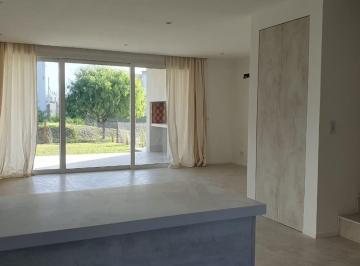 Departamento · 130m² · 4 Ambientes · Townhouse de 3 Dorm. en Pilará, La Calesa