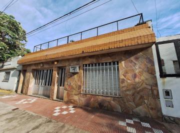 Casa · 93m² · 5 Ambientes · 1 Cochera · Venta/permuta - Casa de 2 Dorm. con Cochera y Patio. Azcuénaga, Rosario.