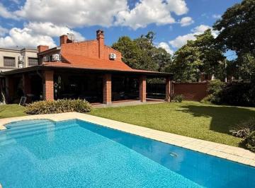 Casa · 260m² · 5 Ambientes · 2 Cocheras · Importante Casa de 4 Dorm. en Av Belgrano Al 4100, Parque V. Centenario, Smt