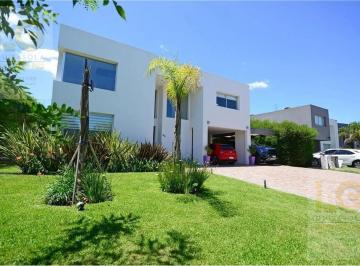 Casa · 250m² · 5 Ambientes · 2 Cocheras · Casa en Venta 5 Ambientes en Fincas de Iraola II