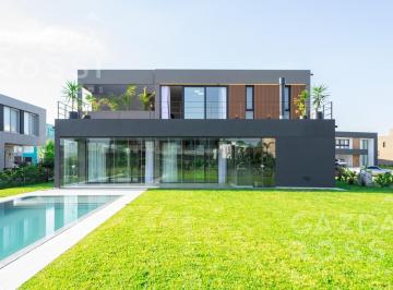 Casa · 250m² · 5 Ambientes · 2 Cocheras · Moderna y Exclusiva Propiedad Equipada con Fondo a Pulmón Verde en Terralagos