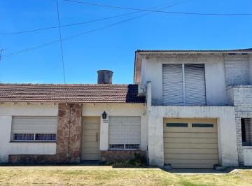 Casa · 125m² · 5 Ambientes · 1 Cochera · Venta Casa en Paso del Rey Excel Ubicacion