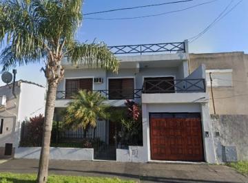 Casa · 320m² · 4 Ambientes · Casa en Venta - 3 Dorm. 1 Baño - 420 m² - Villa Luzuriaga