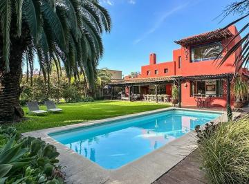 Casa · 194m² · 8 Ambientes · Excelente Casa en Barrio Villa Olivos