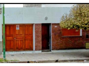 Casa · 130m² · 4 Ambientes · Vendo Casa de Dos Habitaciones y Patio Barrio Pueyrredon