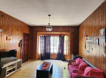 Casa · 160m² · 4 Ambientes · 1 Cochera · Casa en Venta 4amb 2 Baños Jardín y Garage
