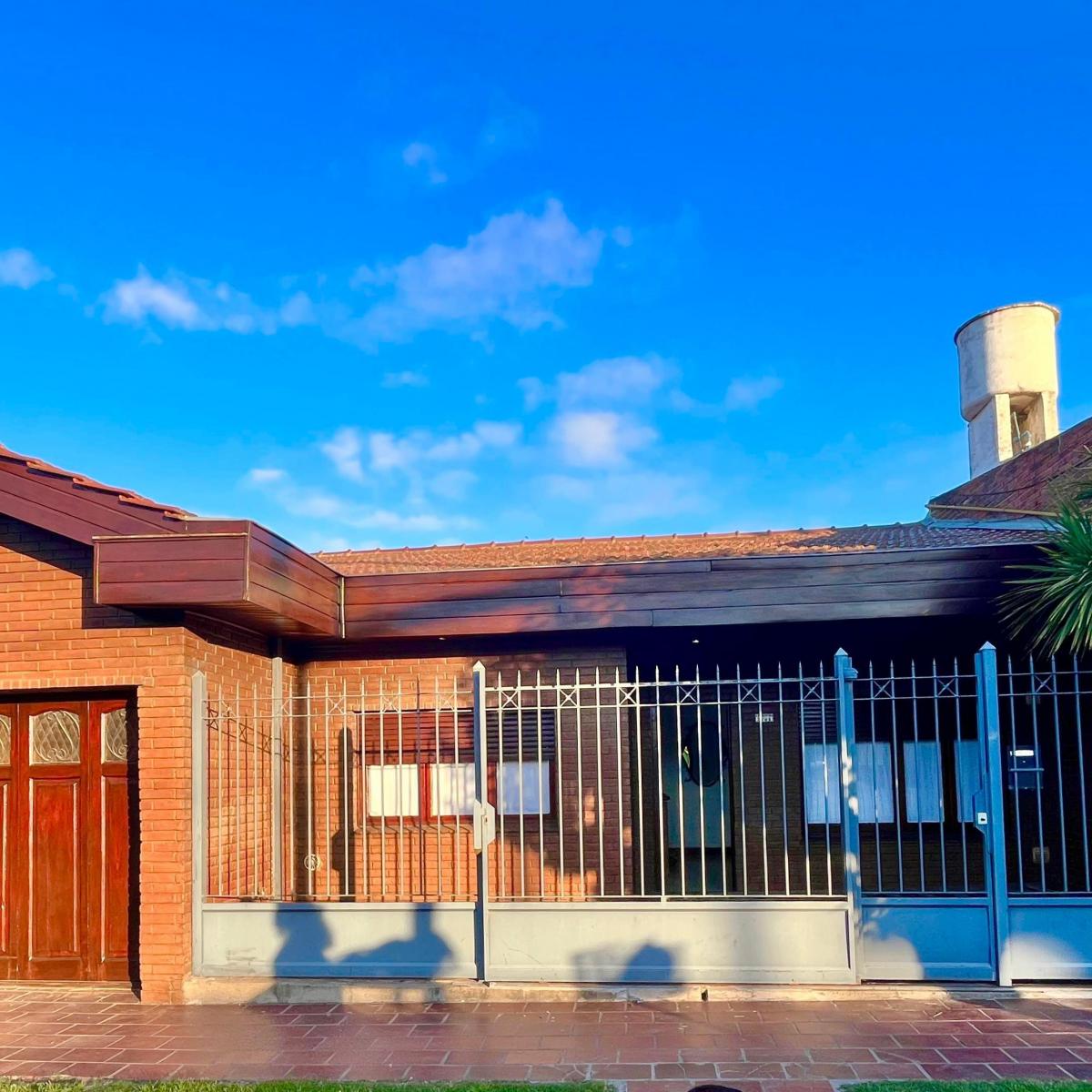 Chalet 4 amb, 143m² con cochera y parque — El Martillo