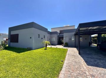 Casa · 226m² · 5 Ambientes · 4 Cocheras · Casa en Venta Lote Sin Vecinos Atras 5 Ambientes Al Golf y Laguna Haras Santa Maria Escobar