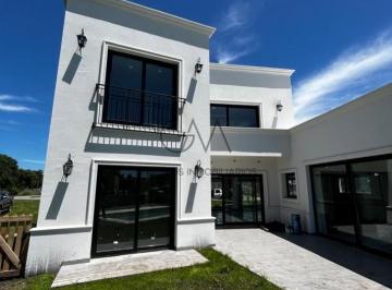 Casa · 200m² · 4 Ambientes · Casa en Venta Arenas Chico