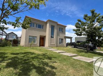 Casa · 176m² · 6 Ambientes · 1 Cochera · Casa en Alquiler de 6 Ambientes en Puertos