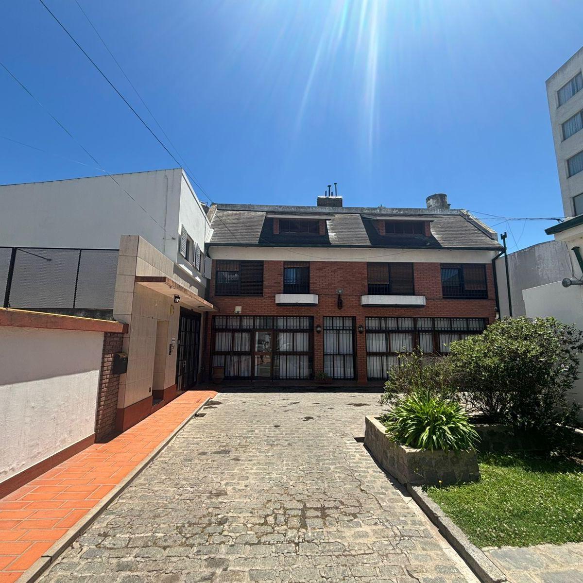 Complejo de 17 deptos, 856m² cubiertos, 2 dorm, Centro
