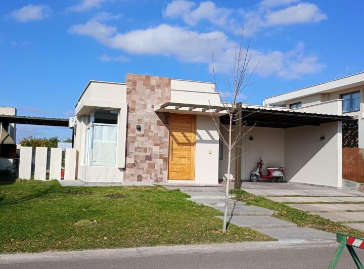 Casa · 115m² · 2 Dormitorios · 2 Cocheras