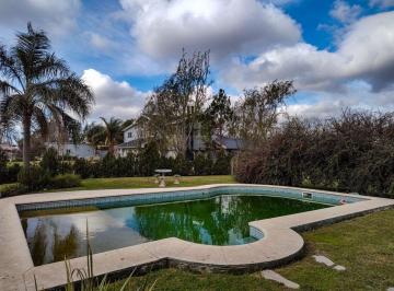 Casa · 212m² · 5 Ambientes · 2 Cocheras · Casa 5 Ambientes Permuta Pileta Quincho Parrilla