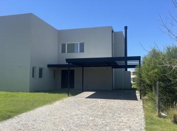 Casa · 195m² · 5 Ambientes · 2 Cocheras · Casa en Eel Canton a La Laguna en Barrio Islas