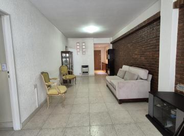 Departamento · 95m² · 4 Ambientes · 1 Cochera · Amplio 4 Ambientes, Al Frente, con Cochera!