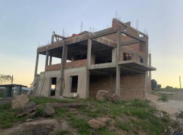 Casa · 130m² · 4 Ambientes · 2 Cocheras · Casa con Pileta a Terminar en Comuna Estancia Vieja