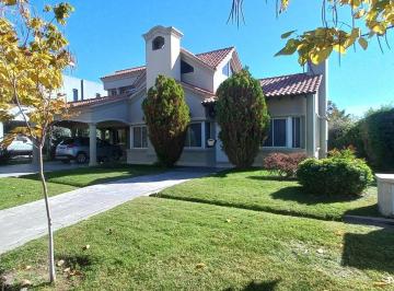 Casa · 303m² · 10 Ambientes · 2 Cocheras · Casa en Venta Barrio Las Candelas II - Chacras de Coria