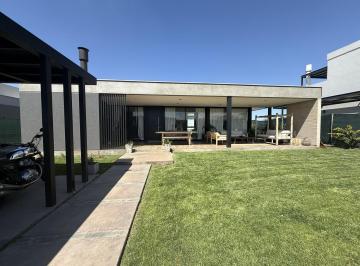 Casa · 221m² · 3 Dormitorios · Barrio Rincón Viamonte A35 - Chacras de Coria