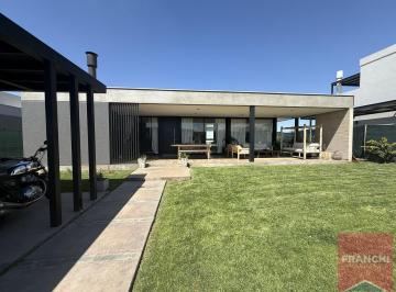 Casa · 221m² · 3 Dormitorios · Barrio Rincón Viamonte A35 - Chacras de Coria