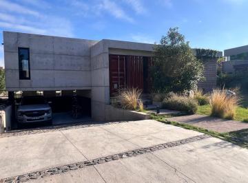 Casa · 211m² · 10 Ambientes · 2 Cocheras · Casa en Venta Barrio Liceo Country II