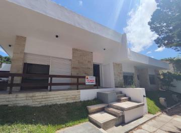 Casa · 80m² · 4 Ambientes · 1 Cochera · Amplia Casa en Esquina de 4 Ambientes a 2 Cuadras del Mar!