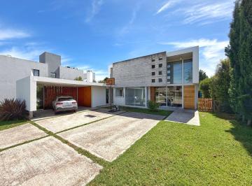 Casa · 215m² · 4 Ambientes · 2 Cocheras · Casa en Arenas del Sur