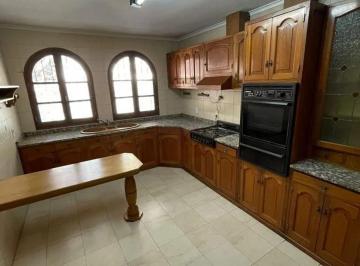Casa · 240m² · 3 Ambientes · 2 Cocheras · Se Vende Casa en Barrio Bombal