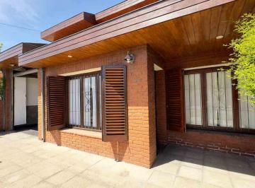 Casa · 226m² · 6 Ambientes · 1 Cochera · Casa con Garage Deposito y Quincho Oportunidad