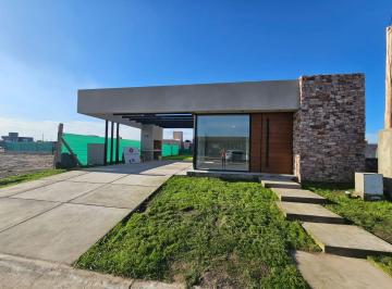 Casa · 114m² · 4 Ambientes · 2 Cocheras · Casa en Venta en Barrio Privado Las Cortaderas 3