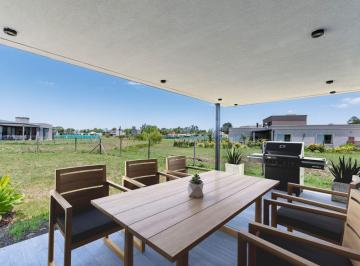 Casa · 136m² · 4 Ambientes · 2 Cocheras · Alquiler Casa 4 Amb Barrio Santa Lucía a Estrenar