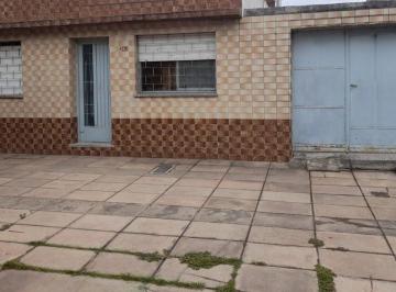 Casa · 136m² · 4 Ambientes · 1 Cochera · Casa en Venta La Rioja 4200 con Cochera y Patio