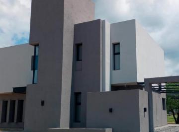 Casa · 160m² · 4 Ambientes · Casa en Venta - 3 Dorm. 2 Baños - 700 m² - Río Ceballos