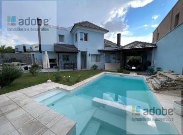 Casa · 340m² · 4 Dormitorios · 2 Cocheras · Casa de 4 Dorm. en Venta en B° Prima Terra, Maipú