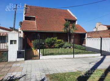 Casa · 230m² · 7 Ambientes · 2 Cocheras · Oportunidad! Excelente Chalet en Zona Residencial y Preferencial de Monte Grande.