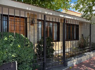 Casa de 5 ambientes, Dorrego · 3 Hab/ 3 Baños/pileta/cochera Pasante