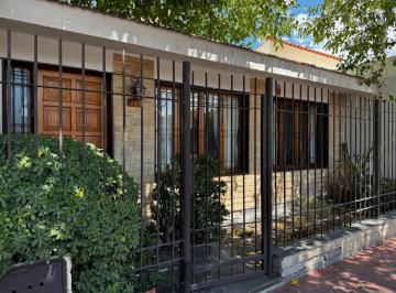 Casa · 148m² · 5 Ambientes · 2 Cocheras · 3 Hab/ 3 Baños/pileta/cochera Pasante