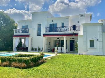 Casa · 360m² · 7 Ambientes · 1 Cochera · Casa en Alquiler con Muebles en Castores, Nordelta