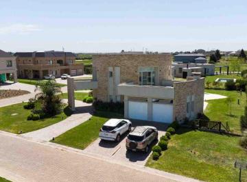 Casa · 285m² · 6 Ambientes · 2 Cocheras · Casa Venta 6 Amb con Pileta en Canning